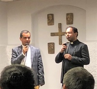 Fader Dominic Valanmanal uppmuntrar oss att tro och ber för helande och Andens utgjutande