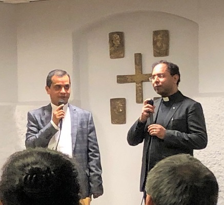 Fader Dominic Valanmanal uppmuntrar oss att tro och ber för helande och Andens utgjutande